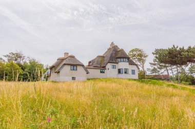 Sarı bir çayır, eski polar Explorer K'ların eski thatched evin