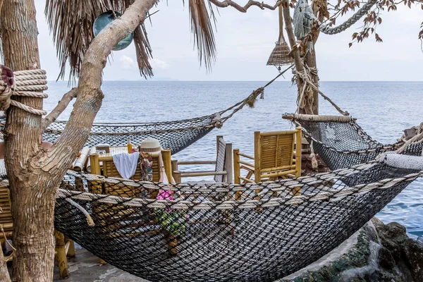 Restaurant thaïlandais avec hamacs sur une falaise au-dessus de l'océan — Photo