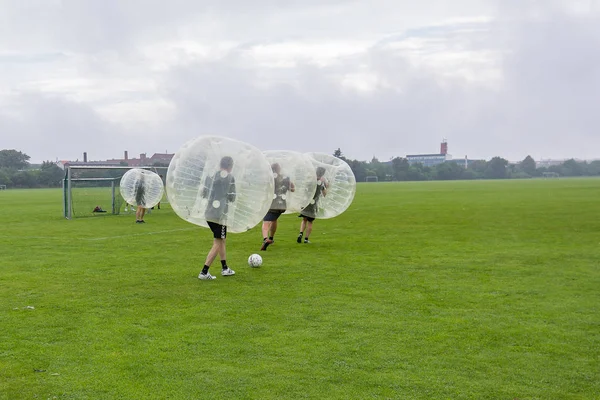 Bermain sepak bola dalam gelembung plastik, zorbsoccer — Stok Foto