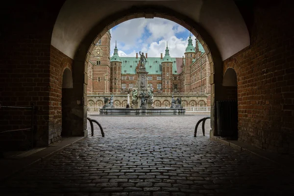 Valv och entrén genom den mörka porten till Frederiksborg cast — Stockfoto