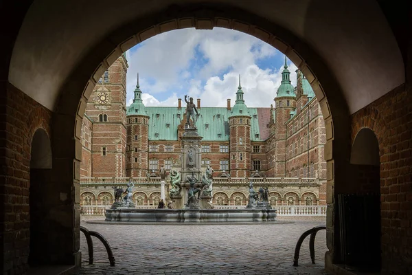 Kapıdan kapıya Frederiksborg Kalesi, en büyük R