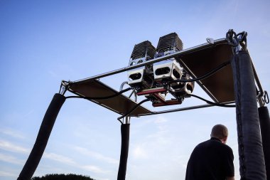 Günbatımında bir sıcak hava balonu sepet üzerinde oturan