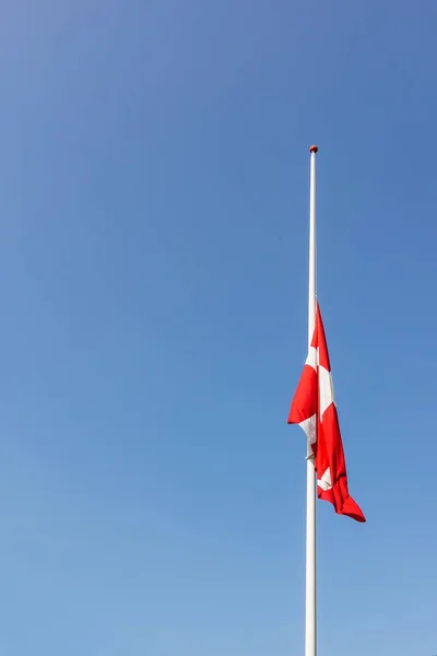 Dänische Flagge auf Halbmast — Stockfoto