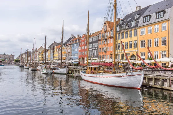 Reflections in the water of fishing boats in Nyhavn harbor, Copenhagen — Stock Photo, Image