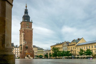 Krakow ana pazar meydanında Saat Kulesi ile