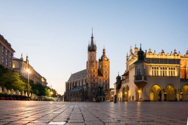 Krakow'daki Saint Mary Bazilikası üzerinde gündoğumu 