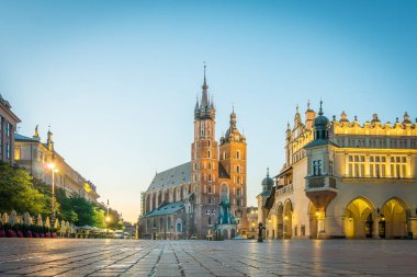 Krakow'daki Saint Mary Bazilikası üzerinde gündoğumu 