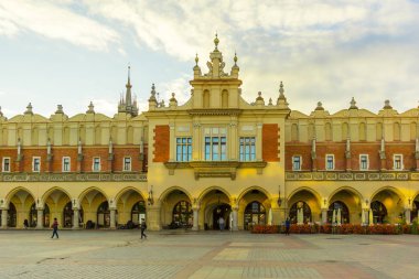 Altın saat sırasında Krakow Main Market square