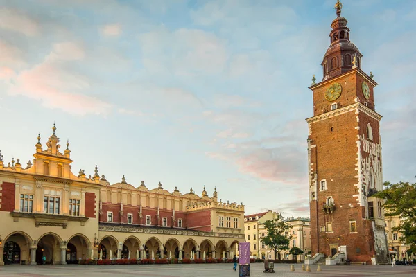 Stadhuis en het plein in Krakau, Polen — Stockfoto