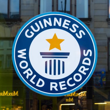 Guinness dünya rekorları işareti, bir pencere yansımalar