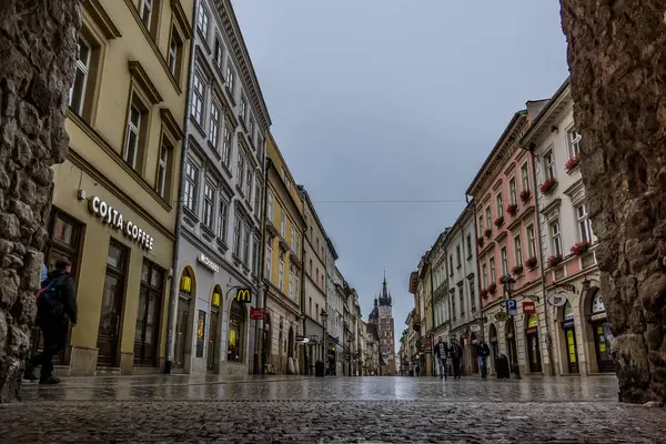 Ulica Floriańska postrzegane przez bramę w murze miasta, zakupy — Zdjęcie stockowe