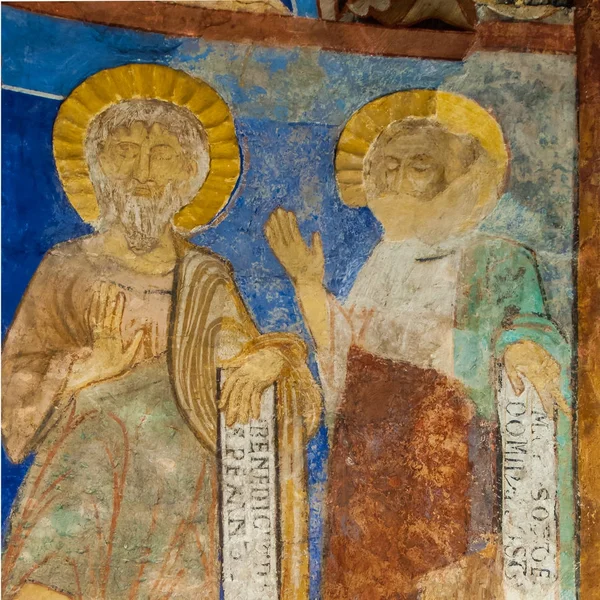 Два ученика с латинскими текстами на средневековой фреске — стоковое фото