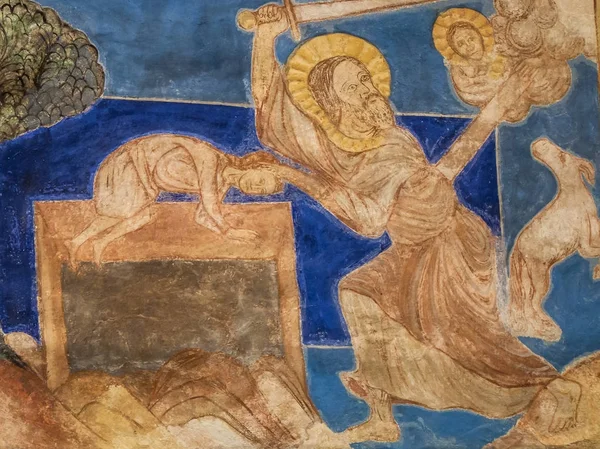 Авраам приносит в жертву своего сына Исаака на алтаре — стоковое фото