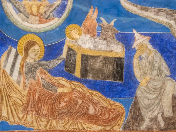 Святая семья в конюшне, средневековая настенная живопись — стоковое фото