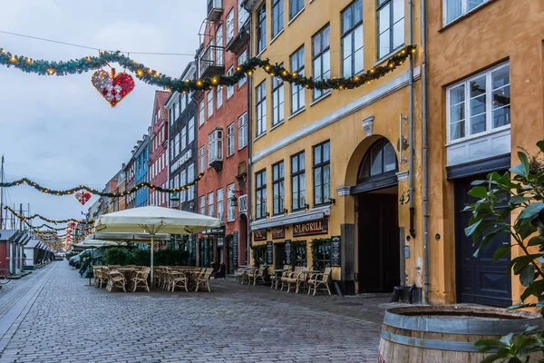 Guirnaldas de Navidad sobre la calle en Nyhavn —  Fotos de Stock