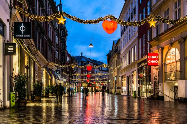 Gece Noel alışveriş caddesinde Kopenhag