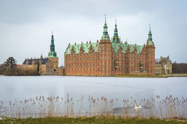Buz Frederiksborg Kalesi çevresinde iki Kuğu