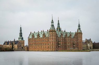 Frederiksborg Kalesi çevresinde gölde buz