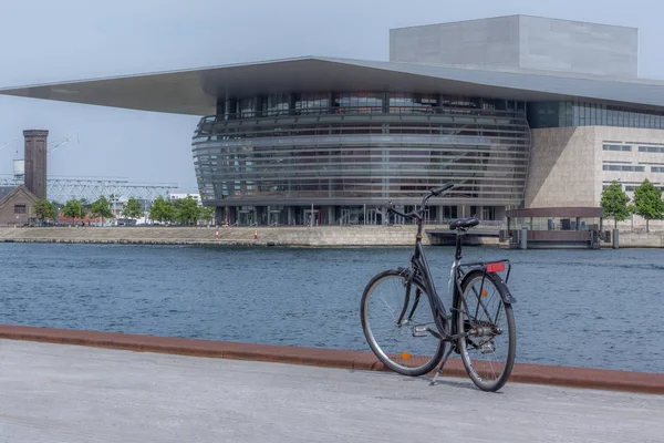Велосипед окремо стоїть близько до води перед Королівський — стокове фото