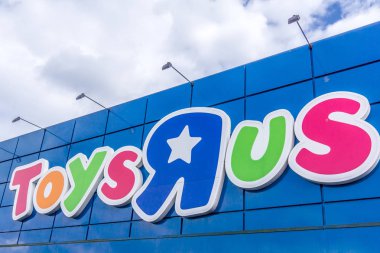 Mavi gökyüzü karşı imzala. ToysRus bir Amerikan oyuncak perakendeci olduğunu. 