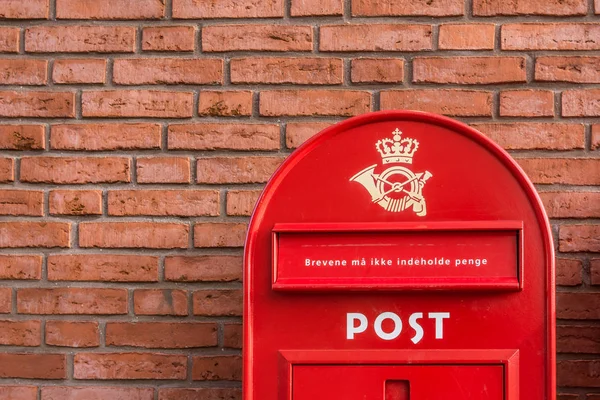 Deense postvak op een bakstenen muur — Stockfoto