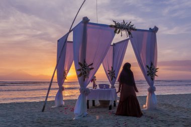 S luxory akşam yemeği tablosunda önünde duran muslin kadın