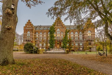 Sonbaharla birlikte sabahın erken saatlerinde Lund 'daki ulusal kütüphane. 