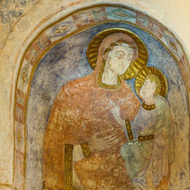 Meryem Ana ve çocuğunun Romanca duvar resmi.