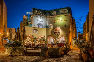 Eski kentte, dar sokaklar arasında, El Gouna, Mısır 'da, 17 Ocak 2020' de, gece aydınlatılmış renkli bir restoran.