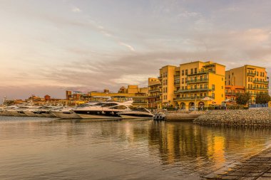 17 Ocak 2020 'de New Marina, el Gouna, Mısır' ın girişinde turuncu gökyüzü ile birlikte gün batımında sunucuda kopyası için yeri olan motorlu yatlar.