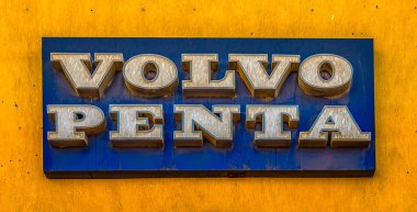 Volvo penta, sarı bir duvarda beyaz harflerle mavi dikdörtgen bir tabela, El Gouna, Mısır, 16 Ocak 2020