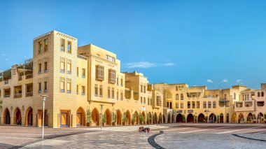 17 Ocak 2020 'de New Marina, El Gouna, Mısır' da büyük boş bir meydanda oturan aile.