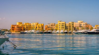 Günbatımında, New Marina, el Gouna, Mısır 'da 16 Ocak 2020' de demirlemiş lüks motorlu yatlar.