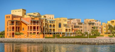 Renkli doğulu apartmanlar, 17 Ocak 2020 'de el Gouna, Mısır' daki rıhtıma bakıyor.