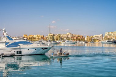 17 Ocak 2020 'de New Marina, el Gouna, Mısır' da dört adamla birlikte lüks yatların arasında yelken açtılar.
