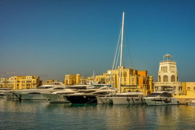 Günbatımında lüks motorlu yatlar New Marina, el Gouna, Mısır, 16 Ocak 2020 'de demirledi.