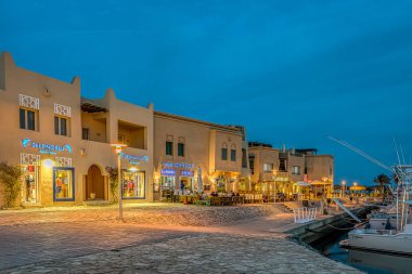 El Gouna, Mısır 'daki Abu Tig marinasında 14 Ocak 2020' de bulunan aydınlatılmış dükkan cepheleri.