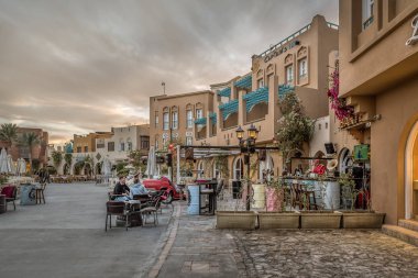 Akşamları renkli bir Arap restoranı, kaldırımda bir masada oturan kadın ve erkek, el Gouna, Mısır, 14 Ocak 2020