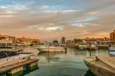 14 Ocak 2020 'de Mısır' ın El Gouna kentindeki Abu tig marinasındaki rıhtıma bir motorlu tekne yanaşıyor.