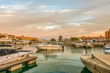 14 Ocak 2020 'de Mısır' ın El Gouna kentindeki Abu tig marinasındaki rıhtıma bir motorlu tekne yanaşıyor.