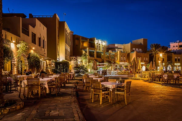 Aydınlatılmış restoranların ve sokakların olduğu gece sahnesi, el Gouna, Mısır, 17 Ocak 2020
