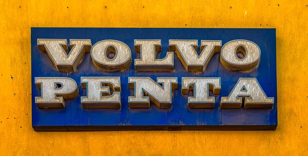 Volvo penta, sarı bir duvarda beyaz harflerle mavi dikdörtgen bir tabela, El Gouna, Mısır, 16 Ocak 2020