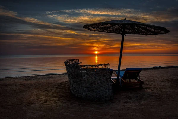 Parasol Chaises Longues Sur Une Plage Sable Fin Mer Lue — Photo