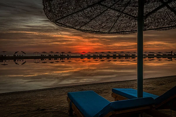 Deux Chaises Longues Bleues Parasol Debout Sur Une Plage Dans — Photo