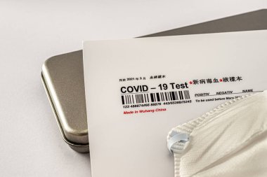 Gümüş metal bir çantada covid-19 Corona virüsü için test kiti ve beyaz arka plan, Danimarka, Mars 23, 2020