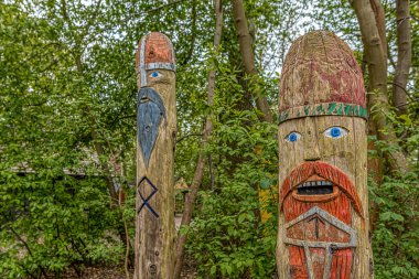 29 Nisan 2020 'de Frederikssund, Danimarka' da bulunan ormanda dikilen iki tahta Viking tanrısı Odin ve Thor.