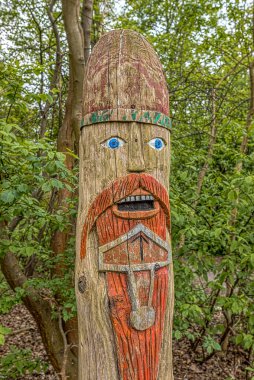 29 Nisan 2020 'de Frederikssund, Danimarka' da, ormanda çekiçle dikilen tahta bir Viking Tanrısı Thor.