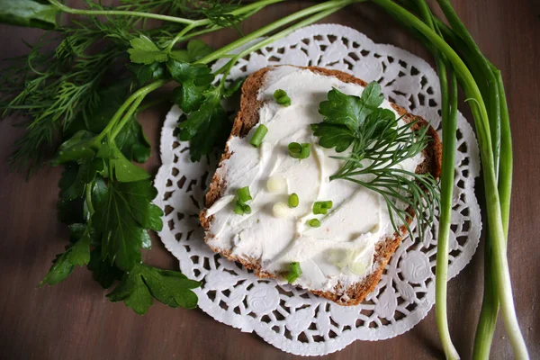 Szendvics sajttal és gyógynövények — Stock Fotó