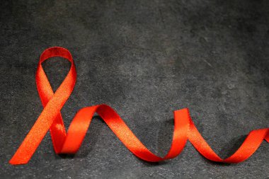 Kırmızı kurdele farkındalık izole yardım kampanyası için insanlar sağlık genel destek HIV Std kalp hastalığı üzerinde yükselterek sembolik renk logo kavramı