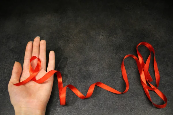 Elinde kırmızı farkındalık şerit, izole sembolik renk kaldırma logosu kavram sağlık, HIV Std kardiyovasküler hastalık için genel destek kampanya — Stok fotoğraf